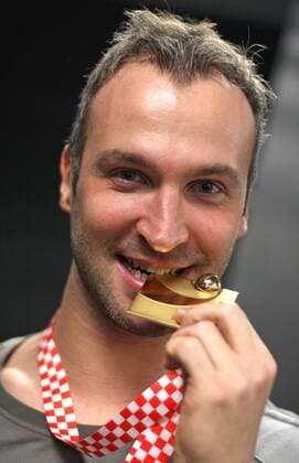 Torwart Thierry Omeyer (Frankreich) beißt in seine Goldmedaille - Frankreich ist Handball Weltmeister 2009 -  Handball Länderspiel Herren WM 2009, Nationalmannschaft, Finale, Porträt Zagreb Freude,