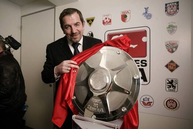 DFL Geschäftsführer Tom Bender (Deutschland) präsentiert die neue Meisterschale für die 2. Bundesliga Fußball 2. BL Herren Saison 2008 2009, Präsentation, Pressetermin Einzelbild o0 Zweitligameister Meister Schale Frankfurt M.