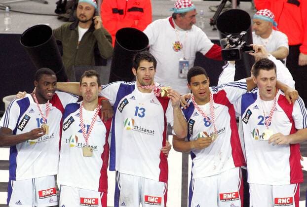 Frankreich ist Weltmeister 2009, die Spieler präsentieren ihre Medaillen, v.li.: Luc Abalo, Michael Guigou, Nikola Karabatic, Daniel Narcisse und Sebastien Bosquet - Handball Länderspiel Herren WM 2009, Nationalteam, Nationaltrikot, Finale, Vdig Gruppe Zagreb Freude,