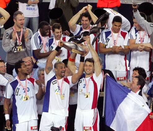 Frankreich ist Weltmeister 2009 - Jerome Fernandez (re.) und Didier Dinart präsentieren die Trophäe -  Handball Länderspiel Herren WM 2009, Nationalteam, Nationaltrikot, Finale, Vdig Totale Zagreb Freude, Begeisterung,