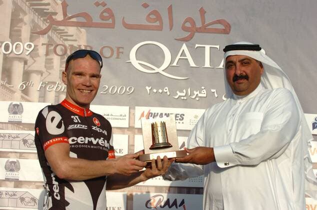 Roger Hammond (Großbritannien Cervelo Test Team, li.) gewinnt die 2. Etappe der Tour of Qatar 2009 und bekommt von Khalid Bin Ali Bin al Thani (Qatar) den Pokal überreicht -  Radsport Herren Tour of Qatar 2009, Straßenradsport, Straße, Rad Gruppe 2. Etappe: Khalifa Stadium - Al Khor Corniche