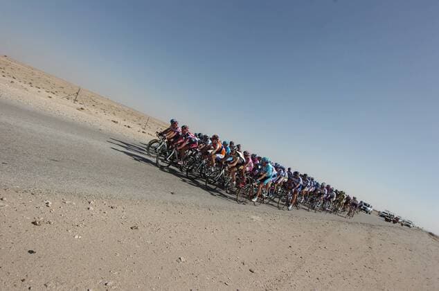 Peloton auf der 2. Etappe der Tour of Qatar 2009 -  Radsport Herren Tour of Qatar 2009, Straßenradsport, Straße, Rad Totale 2. Etappe: Khalifa Stadium - Al Khor Corniche Weite,