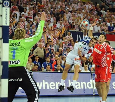 Michael Guigou (Frankreich, Mitte) gegen Blazenko Lackovic (re.) du Torwart Venio Losert (beide Kroatien) Handball Länderspiel Herren WM 2009, Finale, Nationalteam, Nationaltrikot, Frankreich - Kroatien 24:19 Gruppe Zagreb Dynamik,
