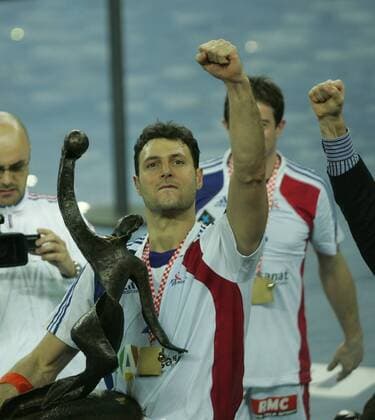 Jerome Fernandez (Frankreich) - Weltmeister 2009 - hält die Trophäe fest -  Handball Länderspiel Herren WM 2009, Finale, Nationalteam, Nationaltrikot Einzelbild Zagreb Freude,