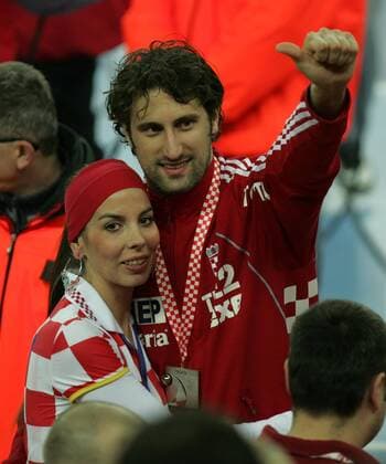 Igor Vori (Kroatien) in weiblicher Begleitung -  Handball Länderspiel Herren WM 2009, Finale, Nationalteam Gruppe Zagreb