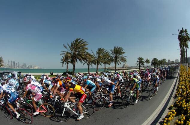 Peloton der Tour of Qatar 2009 an der Bucht von Doha -  Radsport Herren Tour of Qatar 2009, Straßenradsport, Straße, Rad, Totale 4. Etappe: Doha Old Souq - Madinat Al Shamal
