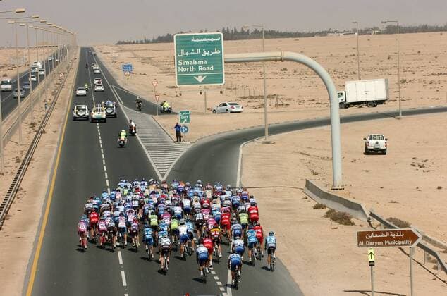 Peloton der Tour of Qatar 2009 auf einer Wüstenstraße -  Radsport Herren Tour of Qatar 2009, Straßenradsport, Straße, Rad, Totale 4. Etappe: Doha Old Souq - Madinat Al Shamal
