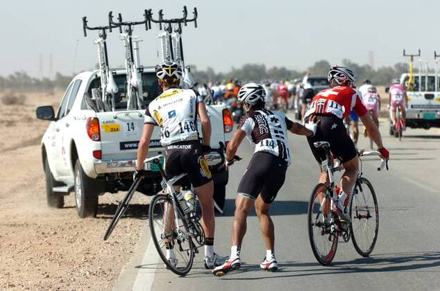 Marcus Zberg (Schweiz BMC Racing, re.) wird nach einer Panne angeschoben -  Radsport Herren Tour of Qatar 2009, Straßenradsport, Straße, Rad, Gruppe 4. Etappe: Doha Old Souq - Madinat Al Shamal