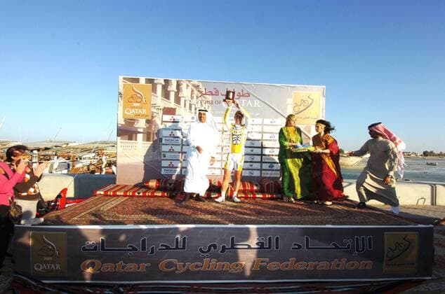 Marc Cavendish (Großbritannien, Mitte) gewinnt die 4. Etappe der Tour of Qatar 2009 -  Radsport Herren Tour of Qatar 2009, Straßenradsport, Straße, Rad Totale 4. Etappe: Doha Old Souq - Madinat Al Shamal