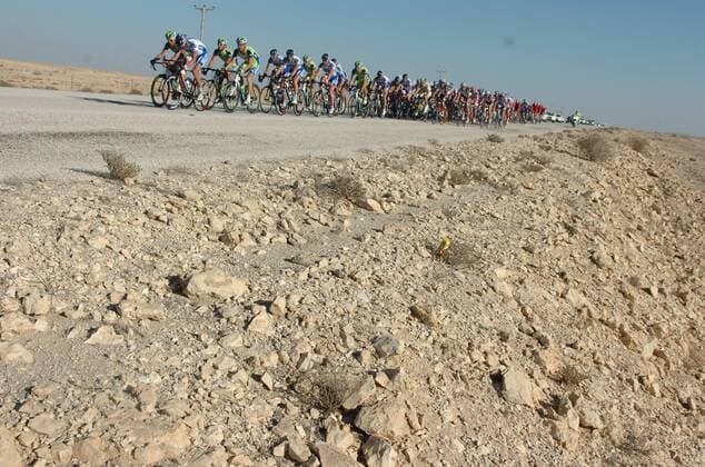 Peloton der Tour of Qatar 2009 auf einer Wüstenstraße -  Radsport Herren Tour of Qatar 2009, Straßenradsport, Straße, Rad Totale 4. Etappe: Doha Old Souq - Madinat Al Shamal