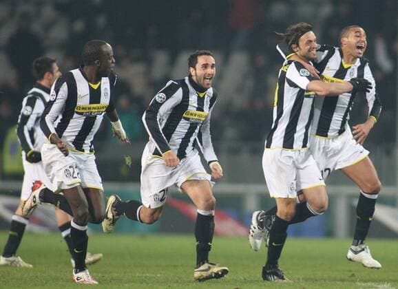 Schlussjubel Juventus Turin, v. re.: David Trezeguet, Nicola Legrottaglie, Cristian Molinaro und Mohamed Sissoko -  Fußball Herren Coppa Italia 2008 2009, Italienischer Pokal, Pokalspiel, Juventus Turin, Juve Gruppe Turin Freude,