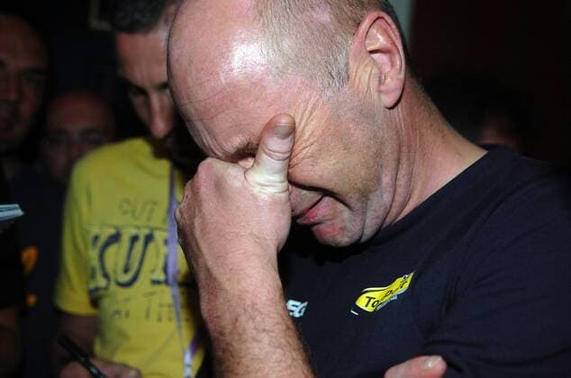 Teamchef Jeanne Pierre Heynderickx tief betroffen nach dem plötzlichen Tod von Frederiek Nolf (beide Belgien beide Topsport Vlaanderen), der am Morgen vor der 5. Etappe leblos aufgefunden wurde -  Radsport Herren Tour of Qatar 2009, Straßenradsport, Straße, Rad Einzelbild 5. Etappe: Camel Race Track - Qatar Foundation Doha Verzweiflung,