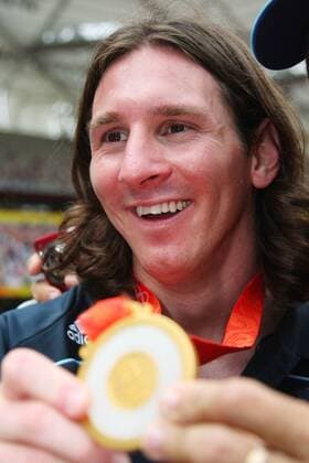 Lionel Messi (Argentinien), Olympiasieger 2008, präsentiert seine Goldmedaille -  (2008082402313055) Fußball OS Sommer Herren Olympische Spiele 2008, Sommerspiele, Olympiateam, Nationalteam, Länderspiel Einzelbild Peking Glück, Freude,
