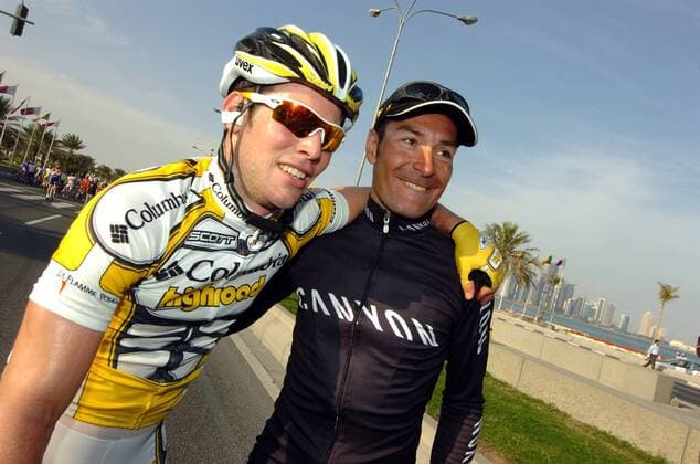 Sprinttrainer Erik Zabel (Deutschland, re.) gratuliert Mark Cavendish (Großbritannien beide Columbia High Road) nach dessen Sieg bei der sechsten Etappe der Tour of Qatar 2009 -  Radsport Herren Tour of Qatar 2009, Straßenradsport, Straße, Rad, Gruppe 6. Etappe: Sealine Beach Resort - Doha Corniche Freude,