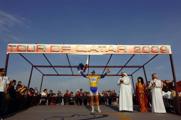 Tom Boonen (Belgien Quick Step, li.) erhält das gelbe Trikot des Gesamtführenden der Tour of Qatar 2009 nach der sechsten Etappe -  Radsport Herren Tour of Qatar 2009, Straßenradsport, Straße, Rad, Totale 6. Etappe: Sealine Beach Resort - Doha Corniche Freude,