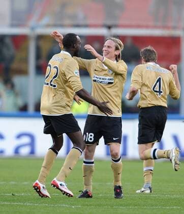 Christian Poulsen (Mitte) und Mohamed Sissoko (beide Juventus Turin) - Torjubel -  Fußball Herren Serie A 2008 2009, 1. Italienische Liga, Gruppe Catania Freude,