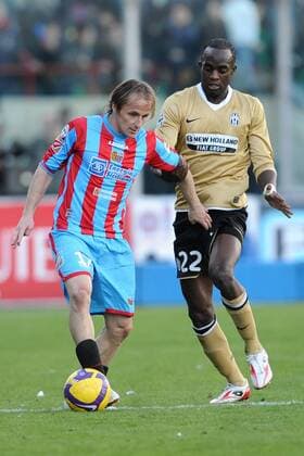Mohamed Sissoko (Juventus Turin, re.) gegen Davide Baiocco (Catania) -  Fußball Herren Serie A 2008 2009, 1. Italienische Liga, Gruppe Catania