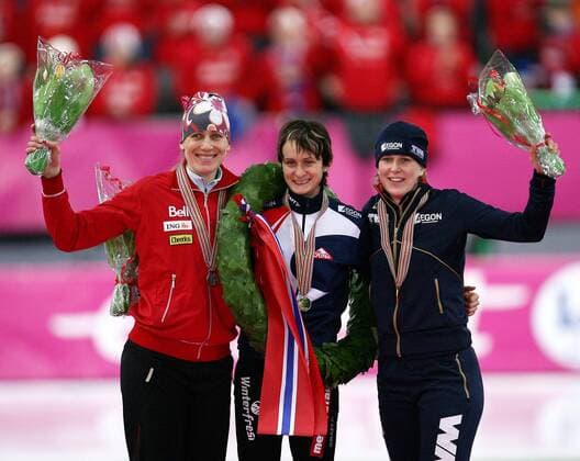 Siegerehrung Mehrkampf WM 2009 in Hamar, v.li.: Kristina Groves (Kanada), Weltmeisterin Martina Sablikova (Tschechien) und Ireen Wüst (Niederlande) -  Eisschnellauf WM Damen Mehrkampf WM 2009 Gruppe Hamar Freude,