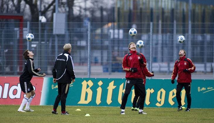 Patrick Helmes (li.), Per Mertesacker (2.v.re.) und Andreas Hinkel (alle Deutschland, re.) jonglieren Bälle Fußball Herren Nationalteam 2009, Training, Vdig Gruppe Düsseldorf