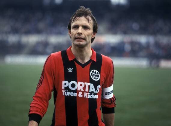 Karl Heinz Körbel (Frankfurt) - Abgang Fußball 1. BL Herren DEUTSCHSPRACHIGE SPORTZEITSCHRIFTEN UND -ZEITUNGEN NUR NACH RÜCKSPRACHE, Saison 1985 1986 Einzelbild Frankfurt M.