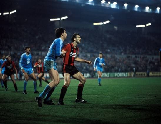 Karl Heinz Körbel (Frankfurt, re.) gegen Wolfgang Funkel (Uerdingen) Fußball 1. BL Herren DEUTSCHSPRACHIGE SPORTZEITSCHRIFTEN UND -ZEITUNGEN NUR NACH RÜCKSPRACHE, Saison 1984 1985 Gruppe Frankfurt M. Dynamik,