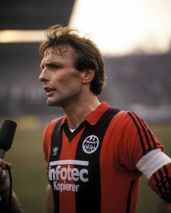 Karl Heinz Körbel (Frankfurt) im Interview Fußball 1. BL Herren DEUTSCHSPRACHIGE SPORTZEITSCHRIFTEN UND -ZEITUNGEN NUR NACH RÜCKSPRACHE, Saison 1983 1984 Einzelbild Frankfurt M.
