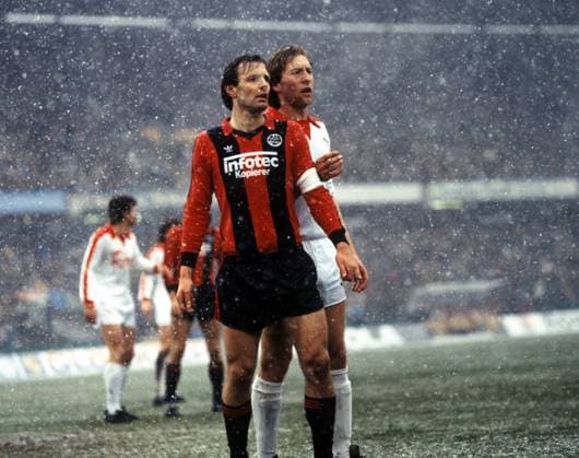 Karl Heinz Körbel (Frankfurt, li.) gegen Michael Kutzop (Offenbach) Fußball 1. BL Herren DEUTSCHSPRACHIGE SPORTZEITSCHRIFTEN UND -ZEITUNGEN NUR NACH RÜCKSPRACHE, Saison 1983 1984 Gruppe Frankfurt M.