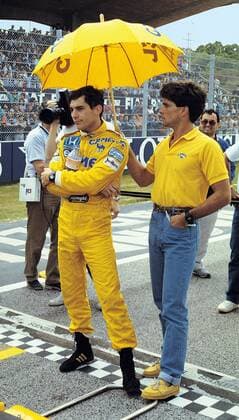 Ayrton Senna (Brasilien Lotus Honda, li.) lässt sich von einem Teammitglied den Schirm halten Motorsport Grand Prix Herren Großer Preis von xxx 1987, Formel 1 Weltmeisterschaft, F1, F, GP, WM Gruppe Aufnahmedatum geschätzt