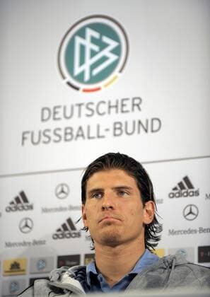 Mario Gomez (Deutschland) - Pressekonferenz Fußball Herren Nationalteam 2009, Pressekonferenz, Pressetermin Einzelbild Düsseldorf Nachdenklichkeit,