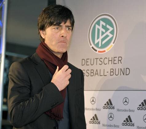 Bundestrainer Joachim Löw (Deutschland) - Pressekonferenz Fußball Herren Nationalteam 2009, Pressekonferenz, Pressetermin Einzelbild Düsseldorf Nachdenklichkeit,