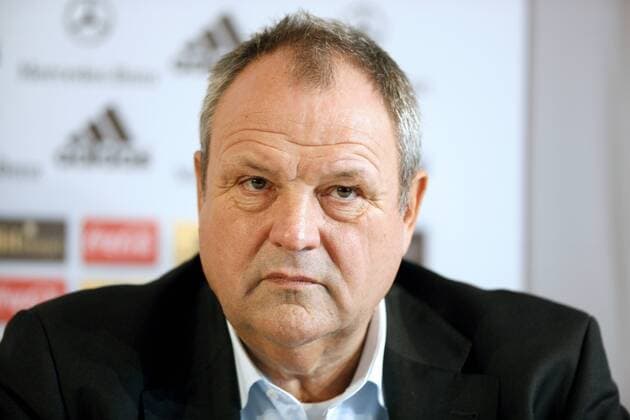 DFB Pressesprecher Harald Stenger (Deutschland) - Pressekonferenz Fußball Herren Nationalteam 2009, Pressekonferenz, Pressetermin Porträt Düsseldorf Nachdenklichkeit,