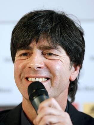 Bundestrainer Joachim Löw (Deutschland) - Pressekonferenz Fußball Herren Nationalteam 2009, Pressekonferenz, Pressetermin Einzelbild Düsseldorf Freude,