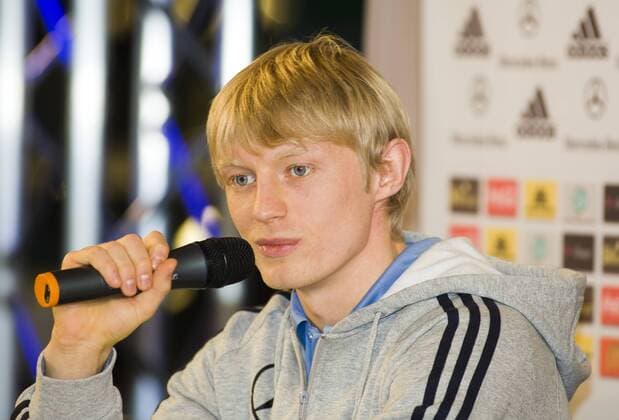 Andreas Beck (Deutschland) - Pressekonferenz Fußball Herren Nationalteam 2009, Pressekonferenz, Pressetermin Einzelbild Düsseldorf Nachdenklichkeit,