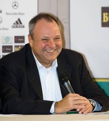 DFB Pressesprecher Harald Stenger (Deutschland) - Pressekonferenz Fußball Herren Nationalteam 2009, Pressekonferenz, Pressetermin Einzelbild Düsseldorf Freude,