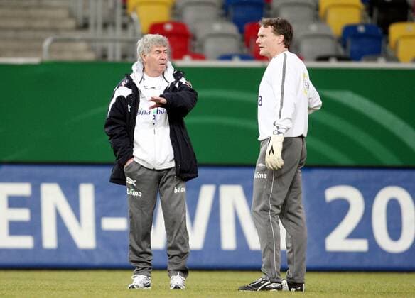 Nationaltrainer Egil Olsen (li.) und Torwarttrainer Frode Grodas (beide Norwegen) -  Fußball Herren Nationalteam 2009, Training Gruppe Düsseldorf