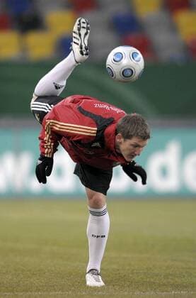 Bastian Schweinsteiger (Deutschland) spielt den Ball gekonnt mit der Hacke über den Kopf Fußball Herren Nationalteam 2009, Training Einzelbild Düsseldorf