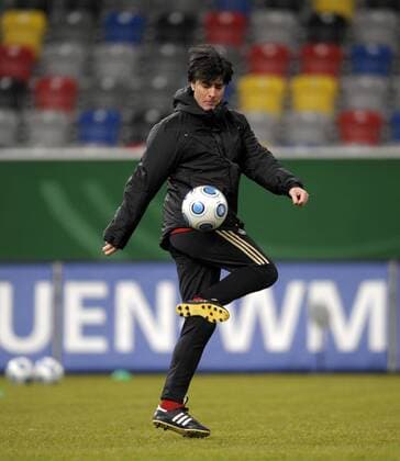 Bundestrainer Joachim Löw (Deutschland) zeigt sein Können am Ball Fußball Herren Nationalteam 2009, Training Einzelbild Düsseldorf