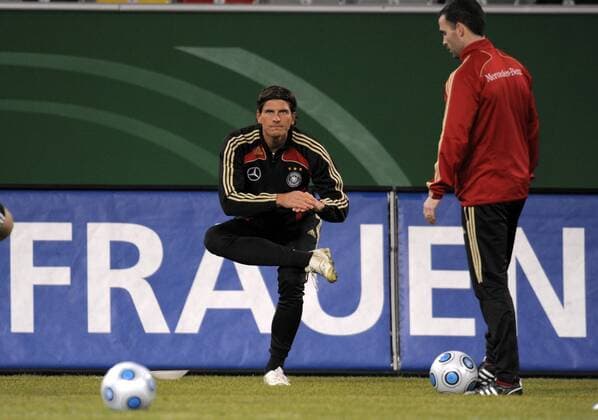 Mario Gomez (li.) und Fitnesstrainer Shad Forsythe (beide Deutschland) Fußball Herren Nationalteam 2009, Training Gruppe Düsseldorf