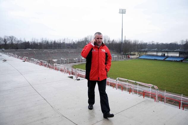 Präsident Dirk Zingler (Union Berlin) telefoniert auf der Baustelle in der Alten Försterei Fußball Herren 3. Liga 2008 2009, 1. FC Union Berlin Totale Alte Försterei Berlin