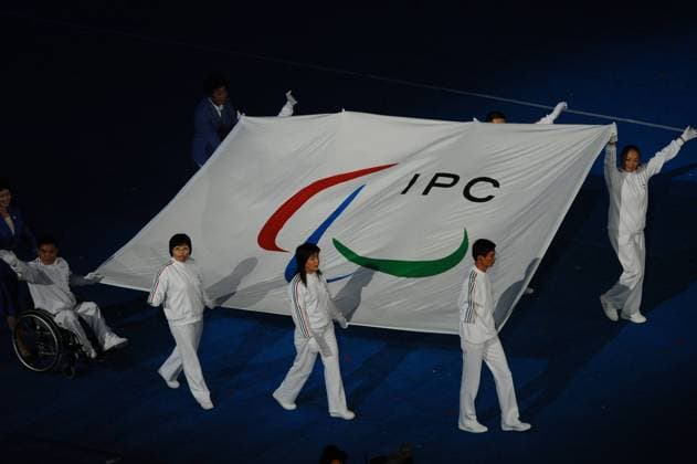 Chinesische Athleten bringen die Fahne des Internationalen Paralympischen Komitees zur Eröffnungsfeier der Paralympics 2008 in Beijing -  Behindertensport Paralympics 2008, Sommerspiele, Sommer Spiele, Eröffnung, Eröffnungsfeier, Zeremonie Gruppe Beijing