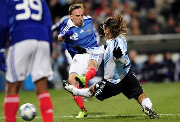 Franck Ribery (Frankreich, li.) gegen Martin Demichelis (Argentinien) -  Fußball Länderspiel Herren Freundschaftsspiel 2009, Test Testspiel, Nationalmannschaft, Nationaltrikot Gruppe Marseille Dynamik,