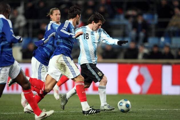 Lionel Messi (Argentinien, re.) erzielt das 0:2 -  Fußball Länderspiel Herren Freundschaftsspiel 2009, Test Testspiel, Nationalmannschaft, Nationaltrikot Gruppe Marseille Dynamik,