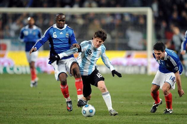 Lionel Messi (Argentinien, Mitte) gegen Lassana Diarra (li.) und Jeremy Toulalan (beide Frankreich) -  Fußball Länderspiel Herren Freundschaftsspiel 2009, Test Testspiel, Nationalmannschaft, Nationaltrikot Gruppe Marseille Dynamik,