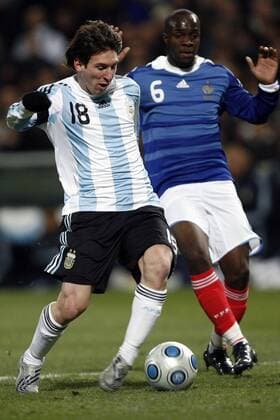 Lionel Messi (Argentinien, li.) gegen Lassana Diarra (Frankreich) -  Fußball Länderspiel Herren Freundschaftsspiel 2009, Test Testspiel, Nationalmannschaft, Nationaltrikot Gruppe Marseille Dynamik,
