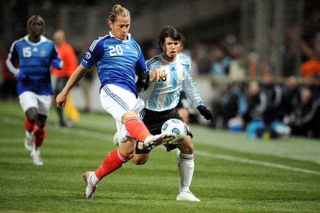 Philippe Mexes (Frankreich, li.) gegen Sergio Agüero (Argentinien) -  Fußball Länderspiel Herren Freundschaftsspiel 2009, Test, Testspiel, Nationalmannschaft, Nationaltrikot Gruppe Marseille Dynamik,