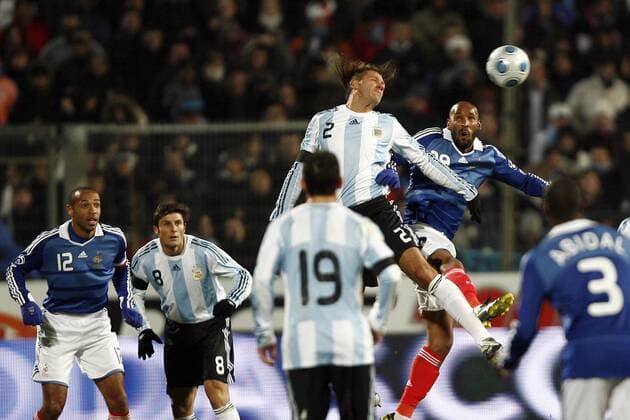 Nicolas Anelka (Frankreich, re.) gegen Martin Demichelis (Argentinien) -  Fußball Länderspiel Herren Freundschaftsspiel 2009, Test, Testspiel, Nationalmannschaft, Nationaltrikot Gruppe Marseille Dynamik,