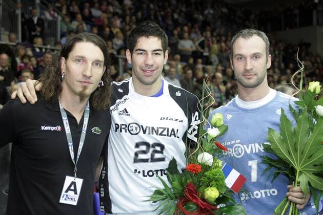 Sportdirektor Stefan Kretzschmar (Magdeburg, li.) ehrt die Weltmeister Nikola Karabatic (Mitte) und Torwart Thierry Omeyer (beide Kiel Frankreich) Handball 1. BL Herren Saison 2008 2009, SC Gladiators Magdeburg - THW Kiel 32:34, SCM Gruppe o0 Nationalteam Magdeburg Freude, Kameradschaft,