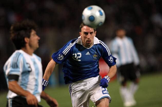 Franck Ribery (Frankreich, re.) im Duell -  (pan29978) Fußball Länderspiel Herren Freundschaftsspiel, Test, Testspiel, Nationalteam, Nationaltrikot, Frankreich - Argentinien 0:2 Gruppe o0 2009 Marseille Dynamik,