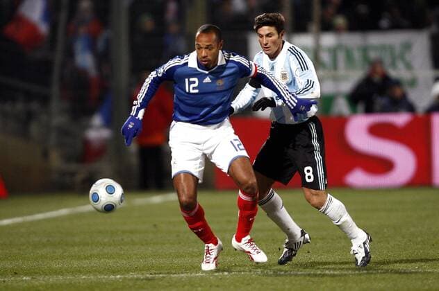Thierry Henry (Frankreich, li.) gegen Javier Zanetti (Argentinien) -  (pan29978) Fußball Länderspiel Herren Freundschaftsspiel, Test, Testspiel, Nationalteam, Nationaltrikot, Frankreich - Argentinien 0:2 Gruppe o0 2009 Marseille Dynamik,