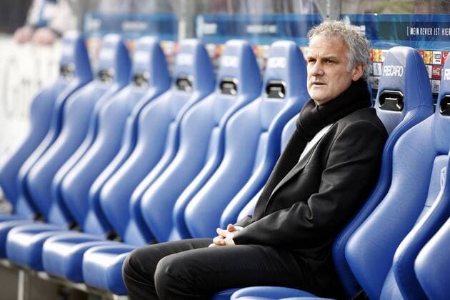 Trainer Fred Rutten (Schalke) einsam auf der Bank Fußball 1. BL Herren Saison 2008 2009, FC Schalke 04 Einzelbild Bochum